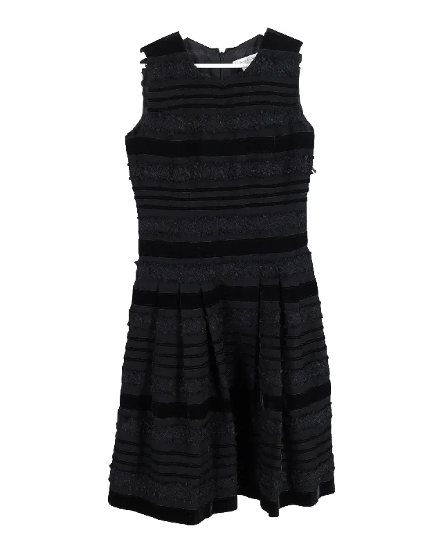 Quick Grab Deals Oscar De La Renta Textured Sleeveless Dress in Black Recycled Wool Vintage Elegance